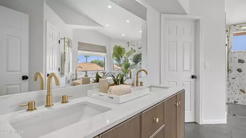 Bath - 2553 E Indigo Brush Rd, Phoenix, AZ 85048 photo 3 of 8