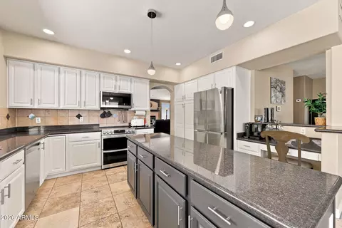 Kitchen - 2008 E Granite View Dr, Phoenix, AZ 85048 photo 3 of 4