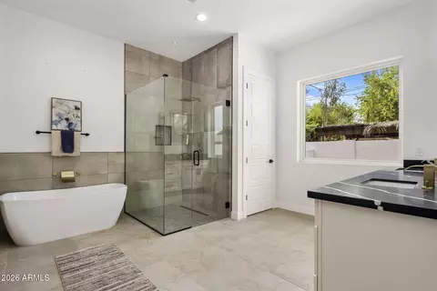 Bath - 707 E Ocotillo Rd, Phoenix, AZ 85014 photo 3 of 6