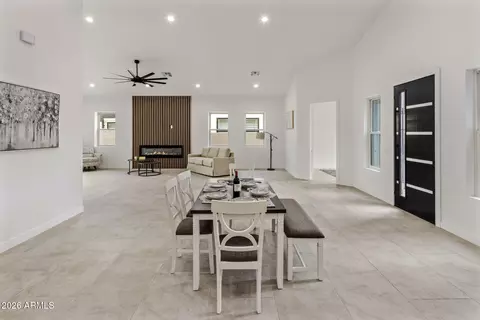 Dining - 707 E Ocotillo Rd, Phoenix, AZ 85014 photo 1 of 4