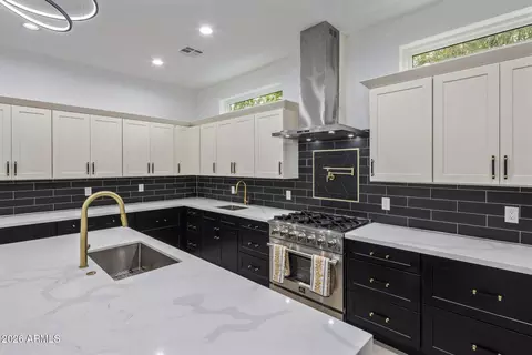 Kitchen - 707 E Ocotillo Rd, Phoenix, AZ 85014 photo 3 of 3