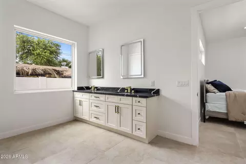 Bath - 707 E Ocotillo Rd, Phoenix, AZ 85014 photo 5 of 6