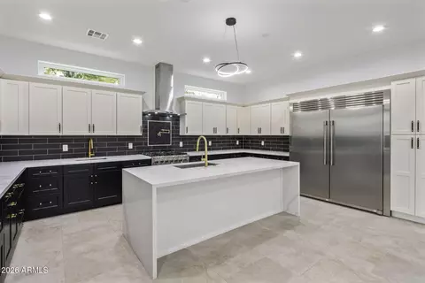 Kitchen - 707 E Ocotillo Rd, Phoenix, AZ 85014 photo 2 of 3