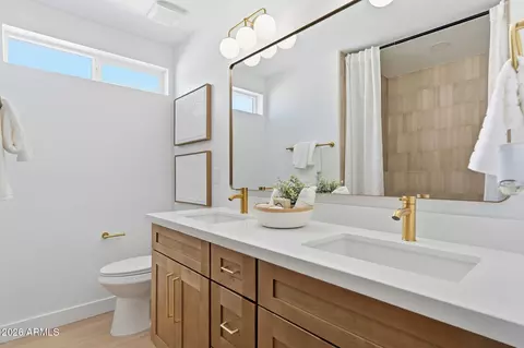 Bath - 3713 E Taro Ln, Phoenix, AZ 85050 photo 1 of 4
