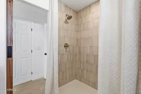 Bath - 3713 E Taro Ln, Phoenix, AZ 85050 photo 2 of 4