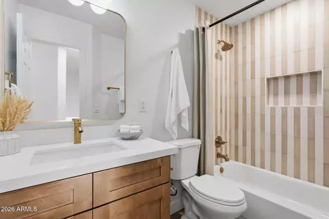 Bath - 3713 E Taro Ln, Phoenix, AZ 85050 photo 3 of 4
