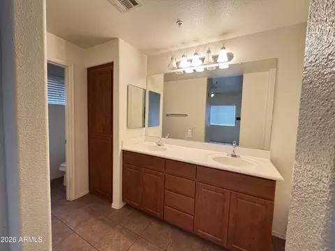 Bath - 920 E Devonshire Ave #2012, Phoenix, AZ 85014 photo 1 of 3