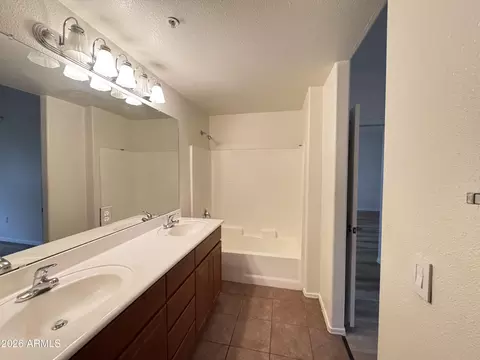 Bath - 920 E Devonshire Ave #2012, Phoenix, AZ 85014 photo 2 of 3