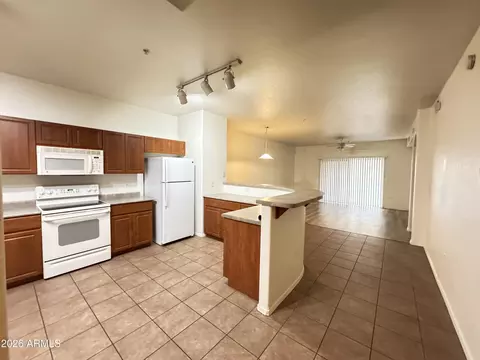 Kitchen - 920 E Devonshire Ave #2012, Phoenix, AZ 85014 photo 1 of 2