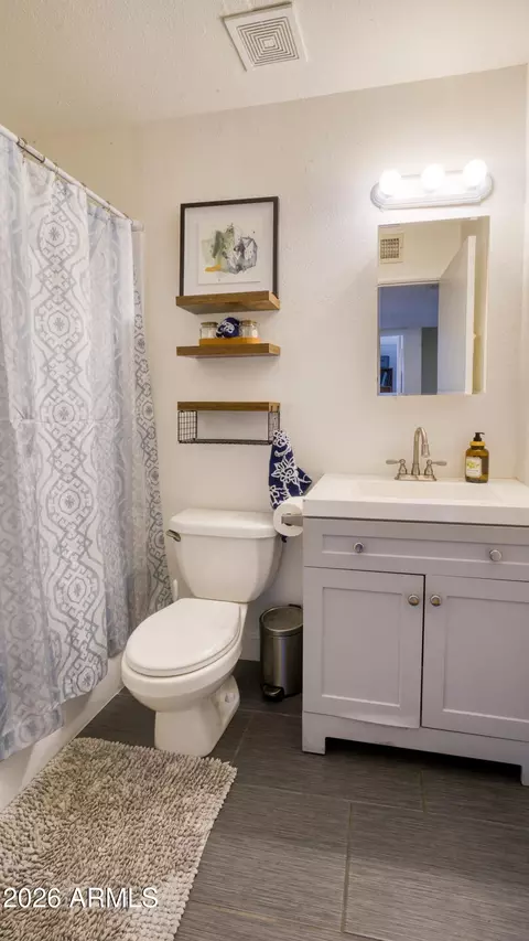 Bath - 253 E Beck Ln, Phoenix, AZ 85022 photo 1 of 2