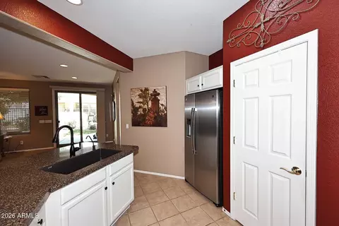 Kitchen - 4058 E Rakestraw Ln, Gilbert, AZ 85298 photo 3 of 4