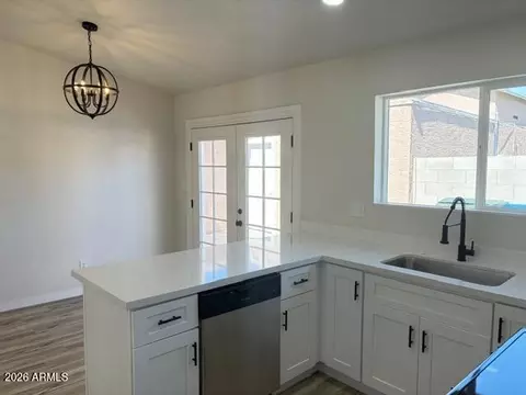 Kitchen - 2829 E Tracy Ln #4, Phoenix, AZ 85032 photo 2 of 3