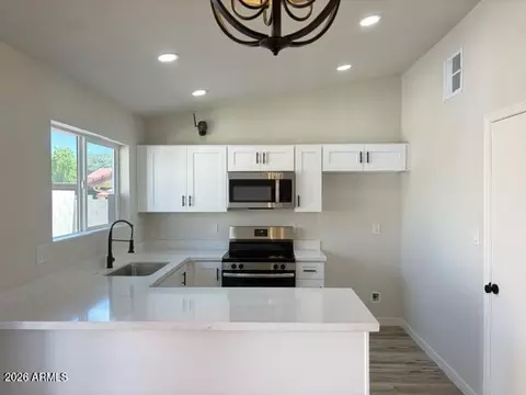 Kitchen - 2829 E Tracy Ln #4, Phoenix, AZ 85032 photo 3 of 3