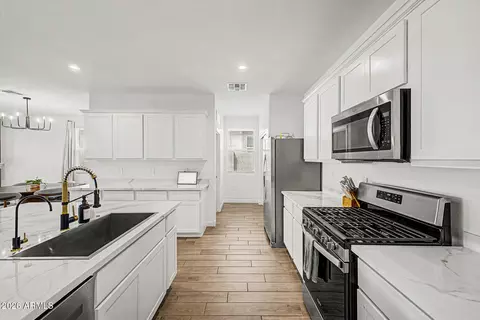 Kitchen - 9918 S Holandes Dr, Apache Junction, AZ 85120 photo 3 of 4
