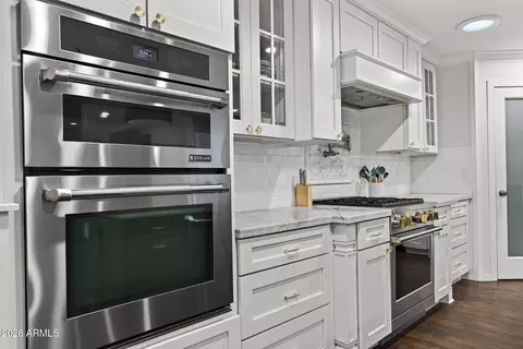 Kitchen - 4231 E Weldon Ave, Phoenix, AZ 85018 photo 5 of 6