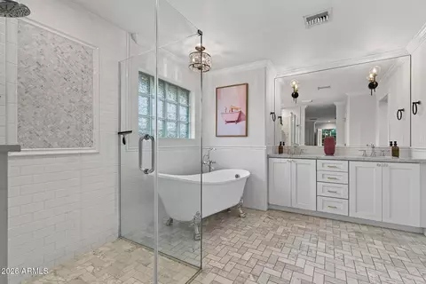 Bath - 4231 E Weldon Ave, Phoenix, AZ 85018 photo 1 of 3