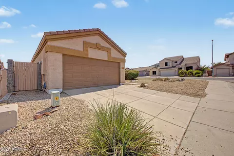 Exterior - 2103 E Wahalla Ln, Phoenix, AZ 85024 photo 2 of 10