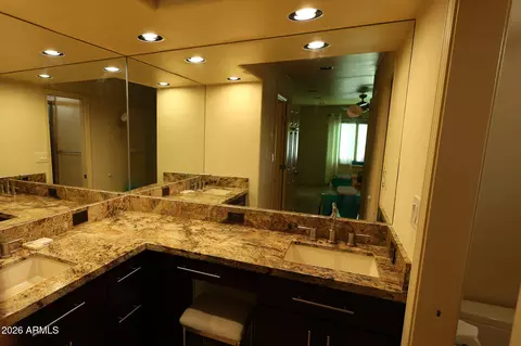 Bath - 5618 N 12th St, Phoenix, AZ 85014 photo 1 of 3