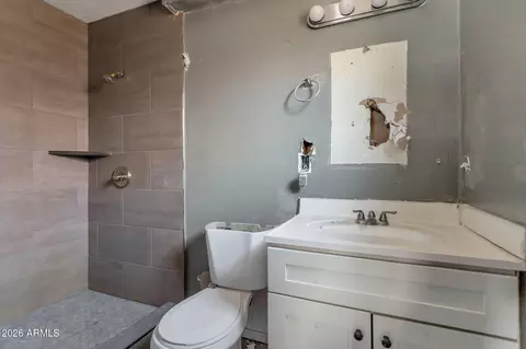 Bath - 110 N 33rd Ave, Phoenix, AZ 85009 photo 3 of 4