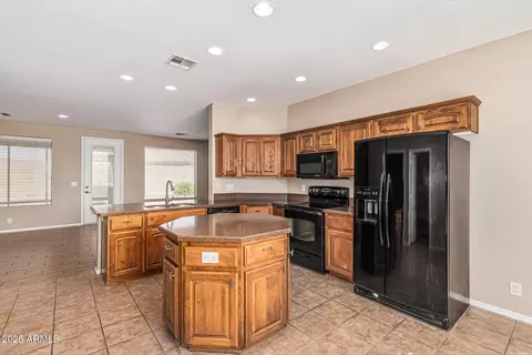 Kitchen - 10946 E Oro Ave, Mesa, AZ 85212 photo 3 of 5