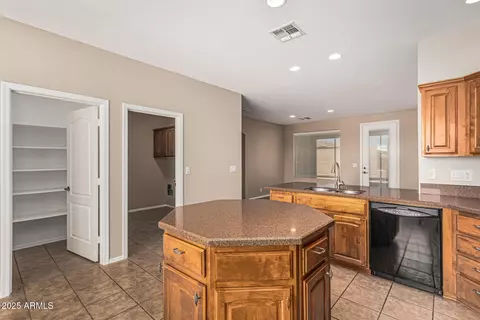 Kitchen - 10946 E Oro Ave, Mesa, AZ 85212 photo 4 of 5