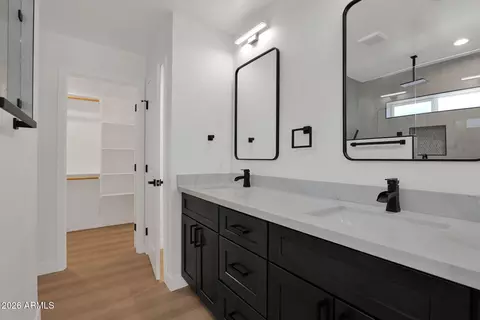 Bath - 2507 E Devonshire Ave, Phoenix, AZ 85016 photo 2 of 5
