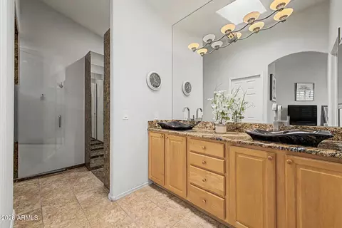 Bath - 3312 E Maldonado Dr, Phoenix, AZ 85042 photo 1 of 5