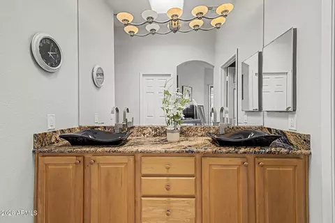 Bath - 3312 E Maldonado Dr, Phoenix, AZ 85042 photo 2 of 5