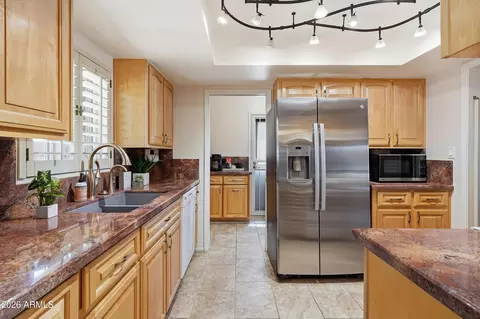 Kitchen - 2206 E Nicolet Ave, Phoenix, AZ 85020 photo 4 of 4