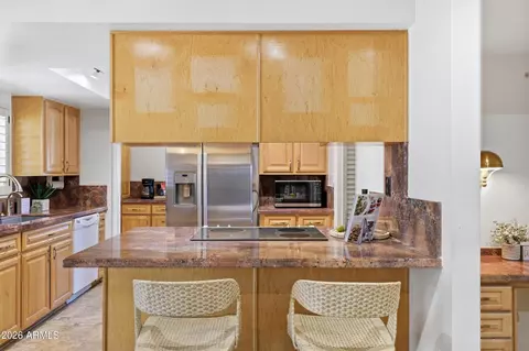 Kitchen - 2206 E Nicolet Ave, Phoenix, AZ 85020 photo 3 of 4