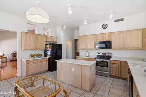 Kitchen - 4010 E Hamblin Dr, Phoenix, AZ 85050 photo 2 of 3