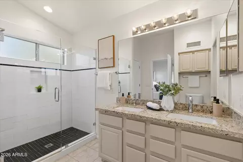 Bath - 4611 E Abraham Ln, Phoenix, AZ 85050 photo 1 of 2