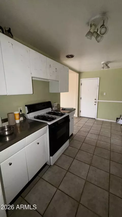 Kitchen - 4648 E Palm Ln, Phoenix, AZ 85008 photo 4 of 4