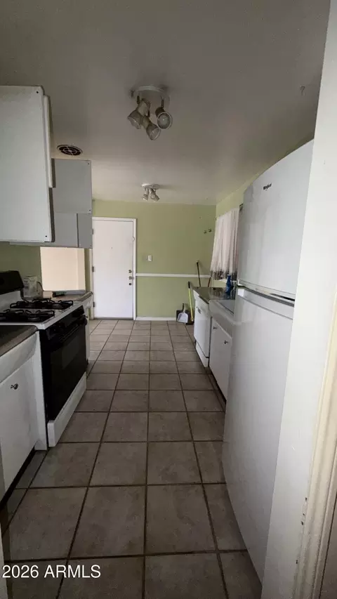 Kitchen - 4648 E Palm Ln, Phoenix, AZ 85008 photo 2 of 4