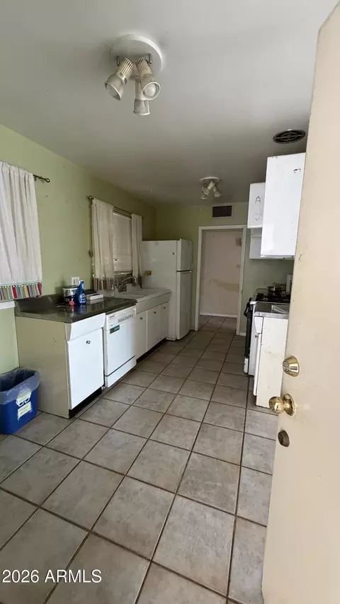 Kitchen - 4648 E Palm Ln, Phoenix, AZ 85008 photo 1 of 4