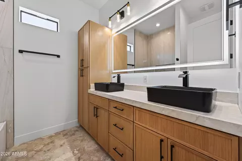 Bath - 1335 E Kaler Dr, Phoenix, AZ 85020 photo 7 of 8