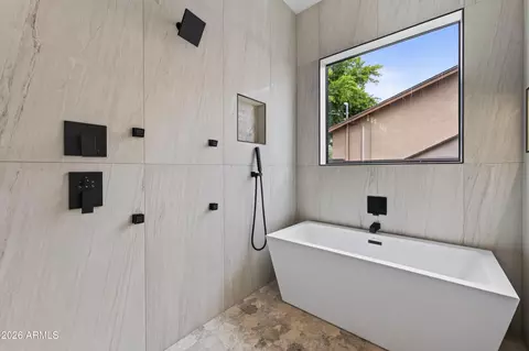 Bath - 1335 E Kaler Dr, Phoenix, AZ 85020 photo 4 of 8