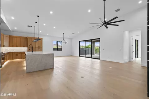 Living - 1335 E Kaler Dr, Phoenix, AZ 85020 photo 1 of 6