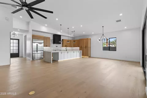 Living - 1335 E Kaler Dr, Phoenix, AZ 85020 photo 2 of 6