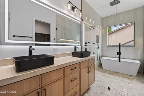 Bath - 1335 E Kaler Dr, Phoenix, AZ 85020 photo 2 of 8