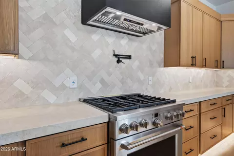 Kitchen - 1335 E Kaler Dr, Phoenix, AZ 85020 photo 2 of 5