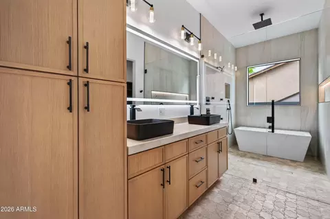 Bath - 1335 E Kaler Dr, Phoenix, AZ 85020 photo 1 of 8