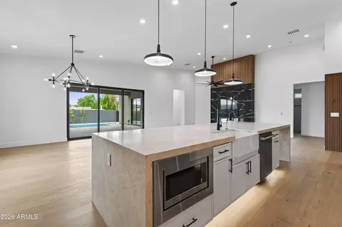 Kitchen - 1335 E Kaler Dr, Phoenix, AZ 85020 photo 3 of 5