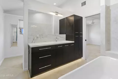 Bath - 35 E Papago Dr, Tempe, AZ 85288 photo 3 of 5