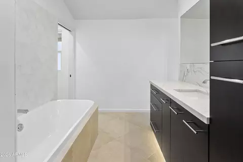 Bath - 35 E Papago Dr, Tempe, AZ 85288 photo 2 of 5