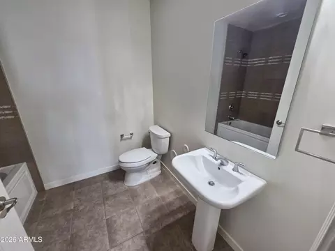 Bath - 1 E Lexington Ave #701, Phoenix, AZ 85012 photo 1 of 4