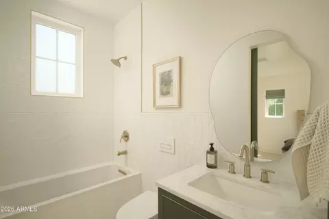 Bath - 32 W Linger Ln, Phoenix, AZ 85021 photo 6 of 9