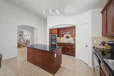 Kitchen - 2835 E Quiet Hollow Ln, Phoenix, AZ 85024 photo 4 of 5