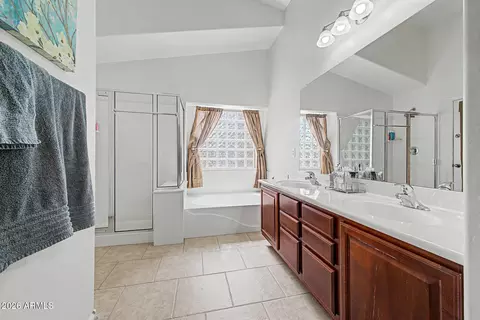 Bath - 2835 E Quiet Hollow Ln, Phoenix, AZ 85024 photo 1 of 3