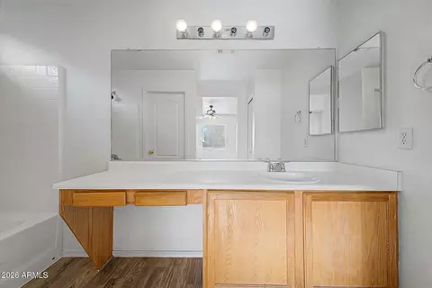 Bath - 1454 E Sheraton Ln, Phoenix, AZ 85040 photo 2 of 4